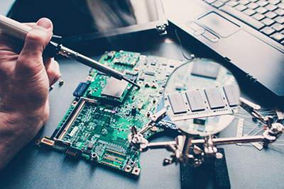 A PCB technician undertaking a PCB solderability test